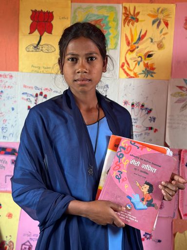 Kiran musste mit zwölf Jahren die Schule abbrechen, um ihrer
Familie im Haushalt zu helfen. Im UDAAN-Projekt lernte sie Lesen,
Schreiben und Rechnen. In außerschulischen Aktivitäten wie
Straßentheater und Aufklärungskampagnen erwarb Kiran auch Wissen
über Hygienemaßnahmen, Führungsqualitäten und wie sie ihre Rechte
einfordern kann. Heute besucht sie wieder die Schule und hat ein
festes Ziel: Sie möchte Lehrerin werden. „UDAAN hat mir geholfen, an
mich selbst zu glauben und in der Schule wieder durchzustarten“,
sagt Kiran.