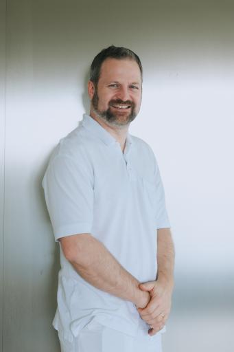 Vorschau Bild von Portrait: OA Dr. Maximilian Hochmair, Leiter der
pneumo-onkologischen Ambulanz und Tagesklinik, Karl Landsteiner
Institut für Lungenforschung und pneumologische Onkologie , Klinik
Floridsdorf