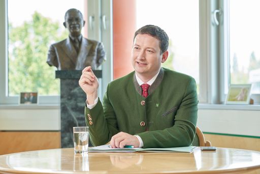 NÖ Bauernbunddirektor Paul Nemecek dankt 6.340 Bauernbündlerinnen
und Bauernbündlern für ihre Kandidatur.