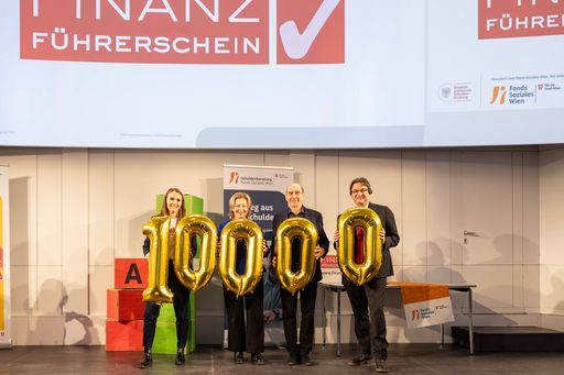 v.l.n.r.: Katharina Zahradka, Leiterin der Finanzbildung in der
FSW Schuldenberatung, Anita Bauer, FSW Geschäftsführerin, Christian
Prantner, AK Wien, Arno Langmaier, interimistischer Bildungsdirektor
für Wien, bei der Zertifikatsverleihung des 10.000sten
FSW-Finanzführerschein auf der Bühne des AK Bildungszentrums in
Wien.