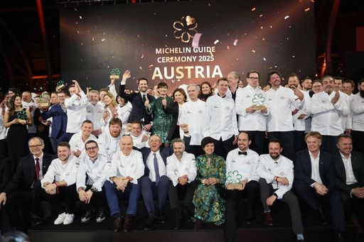 Vorschau Bild von Strahlende Gewinner bei der Guide Michelin Präsentation im
Hangar-7. Insgesamt 18 Sterne und vier Grüne Sterne gingen an das
SalzburgerLand.