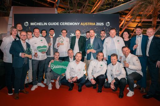  Die steirischen Sieger beim Guide Michelin 2025, in der Mitte
Heinz Reitbauer (Steirereck und Pogusch), Johann Lafer und
STG-Geschäftsführer Michael Feiertag.