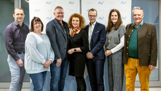  Landesstellenausschuss Linz, v.l.n.r: Helmut Gaisberger, Sabine
Eiblmaier, Vors. Stv. Andreas Brich, Dir. Mag. Maria Lesterl, Vors.
Leonhard Zauner MLS, Petra Riffert, Dr. Ulrich Stepski