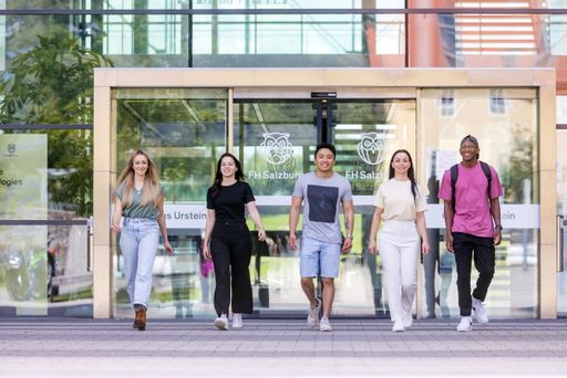  Das Department Creative Technologies der FH Salzburg geht einen
bedeutenden Schritt in Richtung Internationalisierung und bietet ab
sofort seine vier Masterstudiengänge vollständig in englischer
Sprache an. Die Programme MultiMediaArt, MultiMediaTechnology,
Human-Computer Interaction sowie Realtime Art & Visual Effects
öffnen sich damit verstärkt für ein internationales Publikum und
bieten Studierenden die Möglichkeit, sich optimal auf eine global
ausgerichtete Karriere vorzubereiten.
