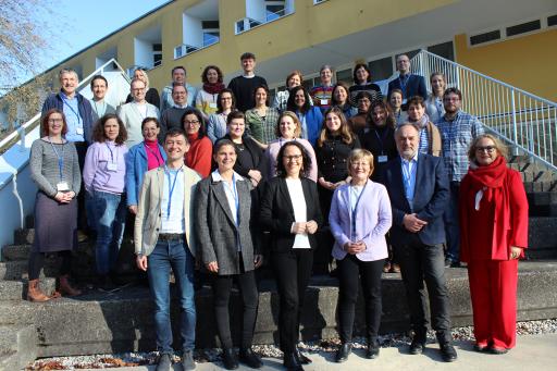  Gruppenfoto in St. Virgil/Salzburg: Vertreter:innen der
Salzburger Erwachsenenbildung, der Bildungsregionen
Augsburg/Deutschland und Bozen/Italien.