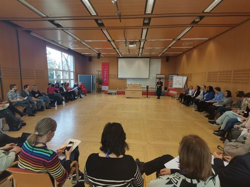 Vorschau Bild von 35 Teilnehmer:innen aus 21 Einrichtungen und 3 Nationen kamen zur
Tagung rund um Bildung und Bildungsberatung am 20. und 21. Jänner in
St. Virgil