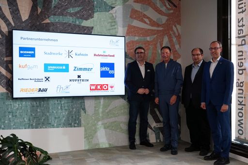 Dipl.-Ing. Anton Rieder, Vizepräsident der WKO Tirol, Prof. (FH)
Dr. Thomas Madritsch, Geschäftsführer FH Kufstein Tirol, Tobias
Stegmann, MSc, Leiter des KI-Kompetenzzentrums und Prof. (FH) Dr.
Mario Döller, Rektor der FH Kufstein Tirol, bei der Eröffnung des
KI-Kompetenzzentrums.