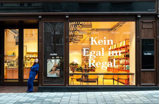 Theresa Imre, markta Gründerin und Geschäftsführerin. Als
Marktplatz für gute Lebensmittel verbindet markta ProduzenInnen
direkt mit KonsumentInnen und schafft so ein Netzwerk für regionale
Produkte abseits der großen Handelsketten. Mit einem Fokus auf faire
Entlohnung, Tierwohl, schonenden Anbau und höchste
Qualitätsstandards hinterfragt und durchbricht markta bestehende
Strukturen im Lebensmittelhandel. Auf zwei Ebenen können KundInnen
rund 1.500 Produkte von über 250 regionalen LieferantInnen entdecken
und die Vielfalt heimischer Lebensmittel erleben.
