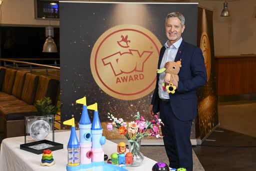  Christian Ulrich, Vorstandssprecher der Spielwarenmesse eG,
präsentiert die ToyAward Nominierten der Spielwarenmesse, den es in
sechs verschiedenen Kategorien gibt. / Weiterer Text über ots und
www.presseportal.de/nr/40482 / Die Verwendung dieses Bildes für
redaktionelle Zwecke ist unter Beachtung aller mitgeteilten
Nutzungsbedingungen zulässig und dann auch honorarfrei.
Veröffentlichung ausschließlich mit Bildrechte-Hinweis.