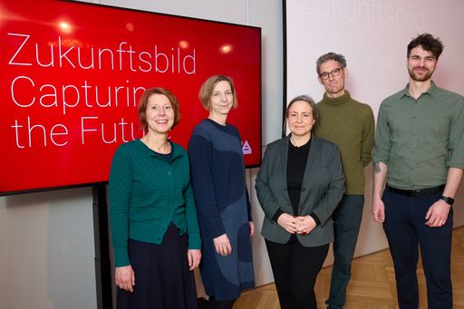 v.l.: Luzia Strohmayer-Nacif (APA-Visual-Desk-Leiterin),
Katharina Schell (stv. APA-Chefredakteurin), Daniela Kraus
(Generalsekretärin Presseclub Concordia), Roland Schlager
(APA-Fotograf) und Max Herbst (APA-Bildredakteur) präsentierten
Strategien und Foto-Highlights des Projekts „Zukunftsbild“ für einen
zeitgemäßen (Foto-)Journalismus.