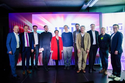 Vorschau Bild von Martin Punzenberger (Vorstand Sparkasse OÖ), Martin Bergsmann
(Geschäftsführer Hueck Folien GmbH), Michael Rabl (Geschäftsführer
FH OÖ), Philipp Wintersberger (IT:U Gründungsprofessor), Stefanie
Lindstaedt (IT:U Gründungspräsidentin), Christopher Frauenberger
(IT:U Gründungsprofessor), Stephan Kubinger (Geschäftsführer
IFN-Beteiligungs GmbH), Michael Fuchs (Rektor Katholische
Privat-Universität Linz), Stefan Koch (Rektor JKU), Andreas Hametner
(Lead at Research Lab Dynatrace GmbH), Oliver Hierschlager (Coach of
Digital Innovation Hubs MIBA AG) (v.l.)