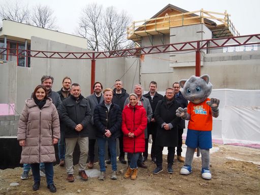 Foto mit den Vertretern des Bauherren, der Baufirmen und der
Gemeinden vor dem Rohbau des neuen Restaurants