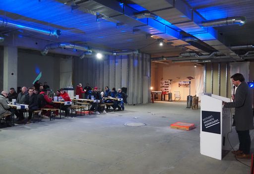 Vorschau Bild von Ing Ruesch von Sedlak GmbH bei seiner Ansprache im Rohbau des
neuen Restaurants