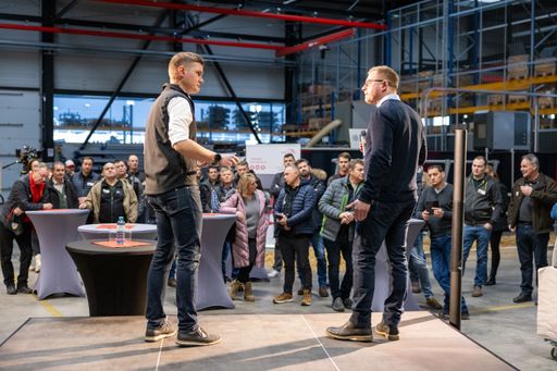 Vorschau Bild von Rosensteiner entwickelt seit über 40 Jahren innovative
Klauenpflegestände und zählt dank Kooperationen mit Landwirten und
Universitäten zu Europas führenden Anbietern von Tierpflegegeräten.
Jetzt präsentiert das Unternehmen den LiboX, ein neues Gerät zur
Liegeboxenpflege.