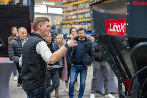 Rosensteiner entwickelt seit über 40 Jahren innovative
Klauenpflegestände und zählt dank Kooperationen mit Landwirten und
Universitäten zu Europas führenden Anbietern von Tierpflegegeräten.
Jetzt präsentiert das Unternehmen den LiboX, ein neues Gerät zur
Liegeboxenpflege.