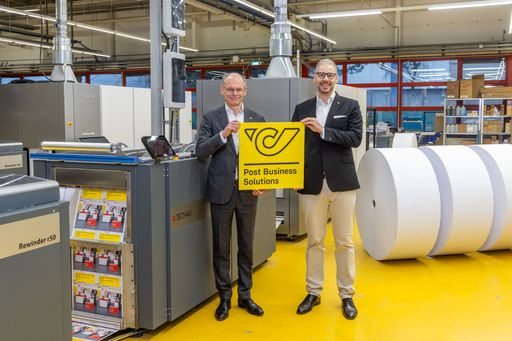 v.l.: Walter Oblin, Generaldirektor, Österreichische Post AG, mit
George Wallner, geschäftsführender Leiter, Post Business Solutions
GmbH, inmitten des modernsten Druck- und Kuvertiermaschinenpark
Österreichs