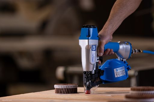  Das LIGNOLOC® F33 System von BECK verarbeitet magazinierte
LIGNOLOC® Holznägel, darunter Varianten mit gestuftem Schaft für den
Möbel- und Feinbau.