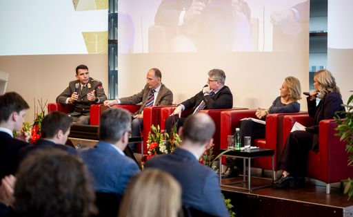 Vorschau Bild von Podiumsdiskussion bei Präsentation Risikobild