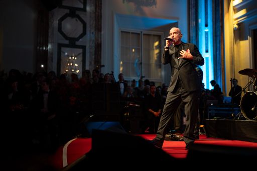 Vorschau Bild von Der italienische Weltstar verzauberte den Festsaal am Ball der
Wiener Wirtschaft eine Stunde lang mit seinen größten Hits und ließ
die Gäste mit seiner markanten Stimme in pure Lebensfreude
eintauchen.