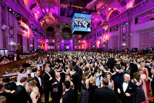 Vorschau Bild von Kulinarik und Tanz, Networking und Genuss, Entertainment und
Tradition – all das bietet der Ball der Wiener Wirtschaft, der am
vergangenen Freitag mit Gaststar Eros Ramazzotti die seit langem
ausverkaufte Hofburg in vollem Glanz erstrahlen ließ.