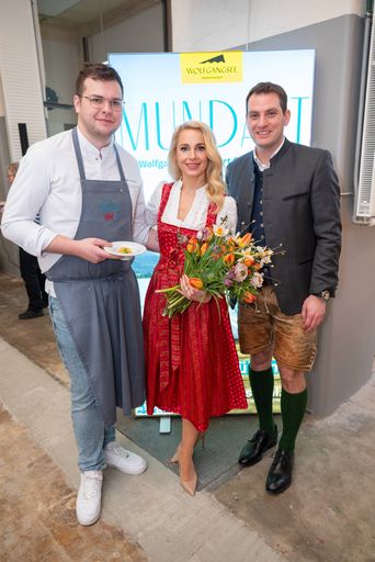 Vorschau Bild von Zur Präsentation der ersten Ausgabe des mundART Festivals lud der
Wolfgangsee zum Talk & Taste am 27. Jänners in die Markterei im 9.
Wiener Bezirk und gab eine Vorschau auf seinen heurigen
Kulinarik-Schwerpunkt. Im Zuge der Auftaktveranstaltung wurde Silvia
Schneider offiziell zur Kulinarik Botschafterin des Wolfgangsees
2025 gekürt. Kürzlich avancierte der Wolfgangsee zum Sterne-Hotspot
im Salzkammergut, nachdem bei der Michelin Guide Ceremony im
Hangar-7 in Salzburg zwei Sterne verliehen wurden