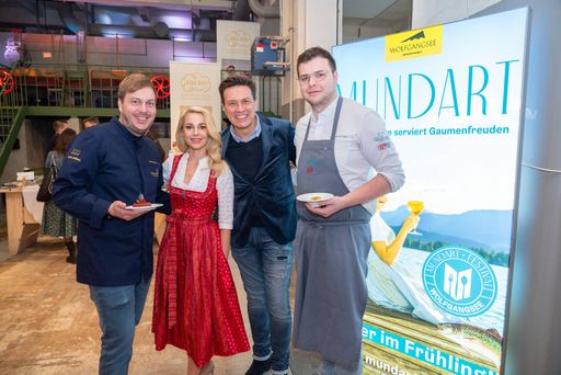  Zur Präsentation der ersten Ausgabe des mundART Festivals lud der
Wolfgangsee zum Talk & Taste am 27. Jänners in die Markterei im 9.
Wiener Bezirk und gab eine Vorschau auf seinen heurigen
Kulinarik-Schwerpunkt. Im Zuge der Auftaktveranstaltung wurde Silvia
Schneider offiziell zur Kulinarik Botschafterin des Wolfgangsees
2025 gekürt. Kürzlich avancierte der Wolfgangsee zum Sterne-Hotspot
im Salzkammergut, nachdem bei der Michelin Guide Ceremony im
Hangar-7 in Salzburg zwei Sterne verliehen wurden.