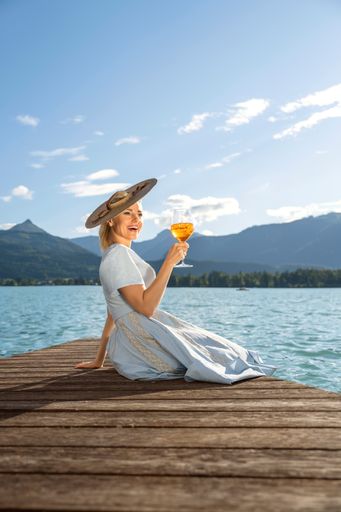 Vorschau Bild von "Es ist mir eine besondere Ehre den Wolfgangsee mit seinen
Menschen, Kulinarikern und Sehenswürdigkeiten vertreten zu dürfen.
Diese Gegend liegt mir besonders am Herzen. Die Liebe dazu hat
bestimmt mit Peter Alexander im "Weissen Rössl" begonnen.
Mittlerweile verbinde ich mit dem Wolfgangsee unzählige Geschichten,
hervorragende Gastronomie, besondere Gastfreundschaft und einen
"Sommer wie damals". Ich freue mich auf viele schöne Momente am und
vor allem im See!"