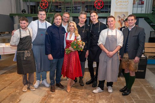 Vorschau Bild von Zur Präsentation der ersten Ausgabe des mundART Festivals lud der
Wolfgangsee zum Talk & Taste am 27. Jänners in die Markterei im 9.
Wiener Bezirk und gab eine Vorschau auf seinen heurigen
Kulinarik-Schwerpunkt. Im Zuge der Auftaktveranstaltung wurde Silvia
Schneider offiziell zur Kulinarik Botschafterin des Wolfgangsees
2025 gekürt. Kürzlich avancierte der Wolfgangsee zum Sterne-Hotspot
im Salzkammergut, nachdem bei der Michelin Guide Ceremony im
Hangar-7 in Salzburg zwei Sterne verliehen wurden.