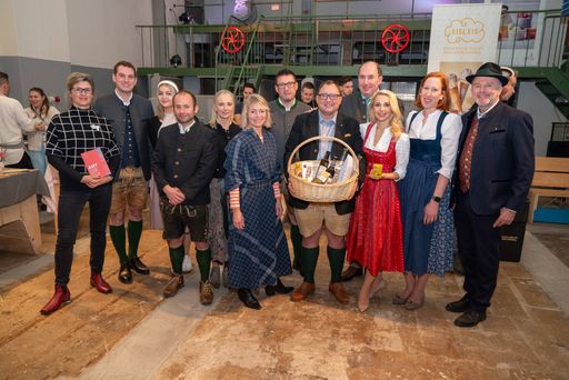 Vorschau Bild von Zur Präsentation der ersten Ausgabe des mundART Festivals lud der
Wolfgangsee zum Talk & Taste am 27. Jänners in die Markterei im 9.
Wiener Bezirk und gab eine Vorschau auf seinen heurigen
Kulinarik-Schwerpunkt. Im Zuge der Auftaktveranstaltung wurde Silvia
Schneider offiziell zur Kulinarik Botschafterin des Wolfgangsees
2025 gekürt. Kürzlich avancierte der Wolfgangsee zum Sterne-Hotspot
im Salzkammergut, nachdem bei der Michelin Guide Ceremony im
Hangar-7 in Salzburg zwei Sterne verliehen wurden.