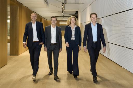 Ravensburger Vorstand: Filip Francke, Hanspeter Mürle, Susanne
Knoche, Clemens Maier (von links) Der fortwährende Erfolg der
Ravensburger Gruppe wirkte sich auch auf Management und Belegschaft
aus: Zum einen verstärkte das Unternehmen den bisherigen Vorstand -
Clemens Maier und Hanspeter Mürle - um zwei weitere Mitglieder -
Susanne Knoche und Filip Francke. Zum anderen stellte Ravensburger
weitere Mitarbeiter ein, sodass die Belegschaft per Ende 2024 um 182
auf 2.483 Mitarbeiter wuchs. / Weiterer Text über ots und
www.presseportal.de/nr/62428 / Die Verwendung dieses Bildes für
redaktionelle Zwecke ist unter Beachtung aller mitgeteilten
Nutzungsbedingungen zulässig und dann auch honorarfrei.
Veröffentlichung ausschließlich mit Bildrechte-Hinweis.