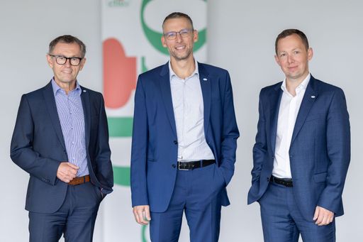 Vorschau Bild von Mag. Thomas Krahofer führt gemeinsam mit DI (FH) Bernhard Stöhr,
MBA, die efko Frischfrucht und Delikatessen GmbH am Standort
Hinzenbach. Am Bild von links nach rechts: Klaus Hraby, Mag. Thomas
Krahofer und DI (FH) Bern-hard Stöhr, MBA