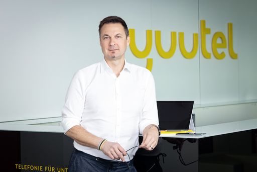  Markus Buchner, Geschäftsführer von yuutel, freut sich mit seinem
Team über die Auszeichnung beim B2B-Award 2024/25 in der Kategorie
"VoIP-Anbieter – Preis-Leistungs-Verhältnis"