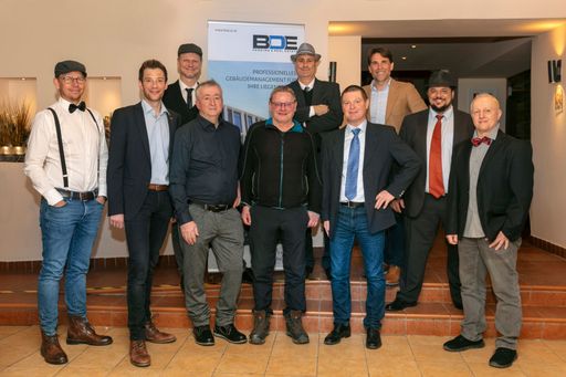  Obere Reihe v. l. n. r. BOE-Geschäftsführer Reinhard Klemmer,
BOE-Standortleiter Mario Delmarco, Wirtschaftskammer
Fachgruppengeschäftsführer der Sparte Information und Consulting Dr.
Reinhard Helweg und Wirtschaftskammer Bezirksstellenleiter der Stadt
Innsbruck Mag. Stefan Wanner (zweiter v.l. untere Reihe) mit
Mitarbeitern des Garagenunternehmens bei der diesjährigen
Jahresfeier.