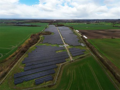  ane.energy wird im Rahmen eines CPPA jährlich rund 14,5
Gigawattstunden sauberen Strom aus einem Solarpark an SCHOTT
liefern. Der Technologiekonzern wird damit seinen Hauptsitz in Mainz
sowie die Werke in Grünenplan, Mitterteich und Landshut versorgen.
Photo: ane.energy / Weiterer Text über ots und
www.presseportal.de/nr/23114 / Die Verwendung dieses Bildes für
redaktionelle Zwecke ist unter Beachtung aller mitgeteilten
Nutzungsbedingungen zulässig und dann auch honorarfrei.
Veröffentlichung ausschließlich mit Bildrechte-Hinweis.