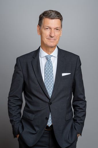  Martin Linsbichler, CORUM Country Manager Austria, präsentiert im
Rahmen eines Pressegespräches die im Jahr 2024 erreichten Ergebnisse
der CORUM Gewerbeimmobilienfonds