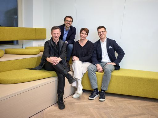  Anders als bisher steht an der Spitze von M.O.O.CON nun ein
Quartett: Bernhard Herzog, Christoph Müller-Thiede, Sabine Zinke und
Florian Danner (v.l.n.n.r.). Sie waren bisher für die vier
Geschäftsfelder verantwortlich und decken somit mit ihrer Erfahrung
die gesamte Bandbreite des Unternehmens ab.