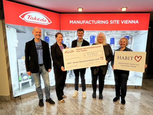  Beim traditionellen Charity-Punschfest im Dezember sammelten
Mitarbeiter*innen vom Takeda-Standort Wien Donaustadt Spenden für
den guten Zweck. Die stolze Summe von 7.530 Euro ging in diesem Jahr
erstmals an das Basale Tageszentrum Stadlauer Straße von HABIT –
Haus der Barmherzigkeit Integrationsteam. Mitte Januar wurde der
Betrag feierlich an das Team von HABIT übergeben.