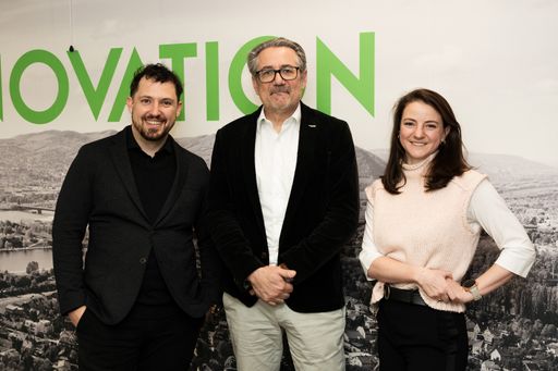 Vorschau Bild von Benjamin Mörzinger CCO von nista, Wolfgang Briem Vertriebsleiter
für IoT-Lösungen und Energiemanagement bei Schneider Electric und
Anna Pölzl, CEO von nista gemeinsam im Schneider Electric Büro in
Wien.