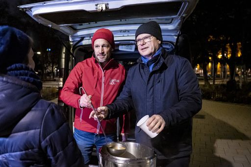 Rudolf Schrefl (Drei) und Klaus Schwertner (Caritas Wien)
verteilen gemeinsam mit Freiwilligen warme Suppe und Brot.