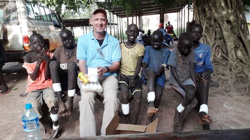 Seit gut 20 Jahren setzt sich Bruder Lothar Wagner in Westafrika,
mit der Unterstützung der österreichischen Entwicklungsorganisation
Jugend Eine Welt, tagtäglich für Straßenkinder, minderjährige
Häftlinge und Jugendliche ein, die in Ermangelung eines Zuhause in
Gräbern schlafen müssen.