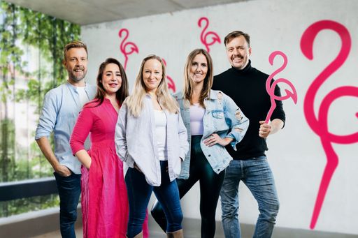 Vorschau Bild von Das Radio-Flamingo-Moderationsteam garantiert 100 Prozent
Schlager und überlässt auch heuer den Schlagerstars hin und wieder
das Mikro.