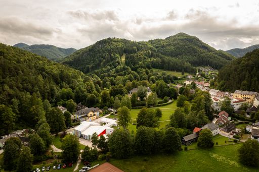 Vorschau Bild von Gutenstein aus der Vogelperspektive mit Blick auf den Ort und das
Theaterzelt
