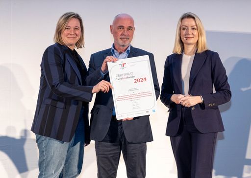 Sandra Blei (Development & Recruiting/Human Resources APA) und
Gerhard Feimer (Head of Human Resources der APA) nahmen das
staatliche Gütezeichen „berufundfamilie“ am 29. Jänner 2025 von
Bernadett Humer (Sektionsleiterin Familie und Jugend im
Bundeskanzleramt) entgegen. Mit der Re-Zertifizierung bekennt sich
die APA-Gruppe dazu, die Rahmenbedingungen für
Familienfreundlichkeit in den kommenden Jahren weiter zu optimieren
und auszubauen.