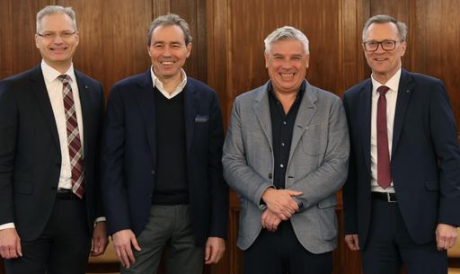 Vorschau Bild von Besiegelten die Partnerschaft für das neue 5* Falkensteiner Hotel
Saalbach-Hinterglemm (v.l.n.r.): Andreas Derndorfer (RVS), Otmar
Michaeler und Erich Falkensteiner (beide FMTG), Heinz Konrad
(RVS-Generaldirektor).