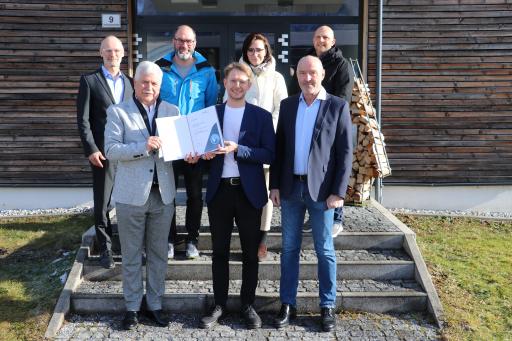 Bei der Überreichung des AUVA-Gütesiegels v.l. vorne: Herbert
Koutny (AUVA-Landesstellendirektor), Schulleiter Mathias
Burgstaller, Manfred Keuschnigg (AUVA), v.l. hinten: Christoph
Paulweber (Vorsitzender des schulerhaltenden Vereins), Bernhard
Reichl (Geschäftsführer Werkschulheim Felbertal), Sophia Sungler
(AUVA) und Norbert Prey (Werkstättenleiter Werkschulheim Felbertal).