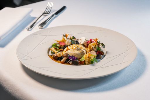 Die bekannte Kulinarik-Destination Kitzbühel freut sich über
insgesamt zwei MICHELIN-Sterne – je einen für das Berggericht
Kitzbühel und für das Les Deux Kitzbühel, einen Bib-Gourmand-Award
und vier ausgewählte Restaurants.