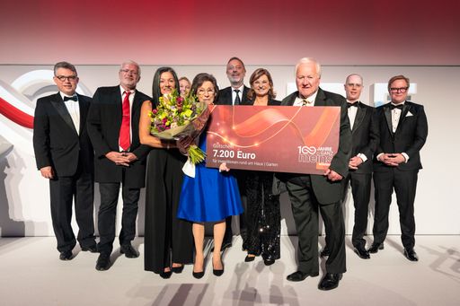 Vorschau Bild von Familie Komarek, die 1950 das 1.000 Nachkriegshaus in Wien mit
einer Wüstenrot Finanzierung baute und bis heute bewohnt, wurde bei
der Jubiläumsgala von Wüstenrot mit einem voll besparten
Bausparvertrag für Instandhaltungsmaßnahen überrascht.