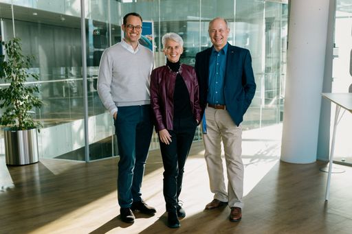 Vorschau Bild von (v.l.n.r.): UNIQA Personalvorstand René Knapp freut sich mit der
Auditbeauftragten Ulrike Kienast-Salmhofer und UNIQA Österreich
Personalchef Robert Linke über die Auszeichnung zur
familienfreundlichen Arbeitgeberin.