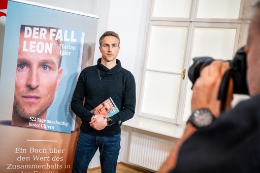 Vorschau Bild von Florian Apler mit seinem Buch