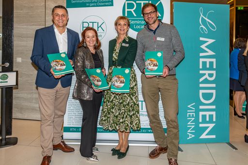 RTK-Jahresauftakt 2025 im Le Méridien Vienna: v.l. Hoteldirektor
Hanspeter Soller, RTK-Geschäftsführerin Uschi Huber,
RTK-Vizepräsidentin Ulli Retter und RTK-Vorstandsmitglied Hubertus
Rothwangl mit dem neuen RTK-Katalog.